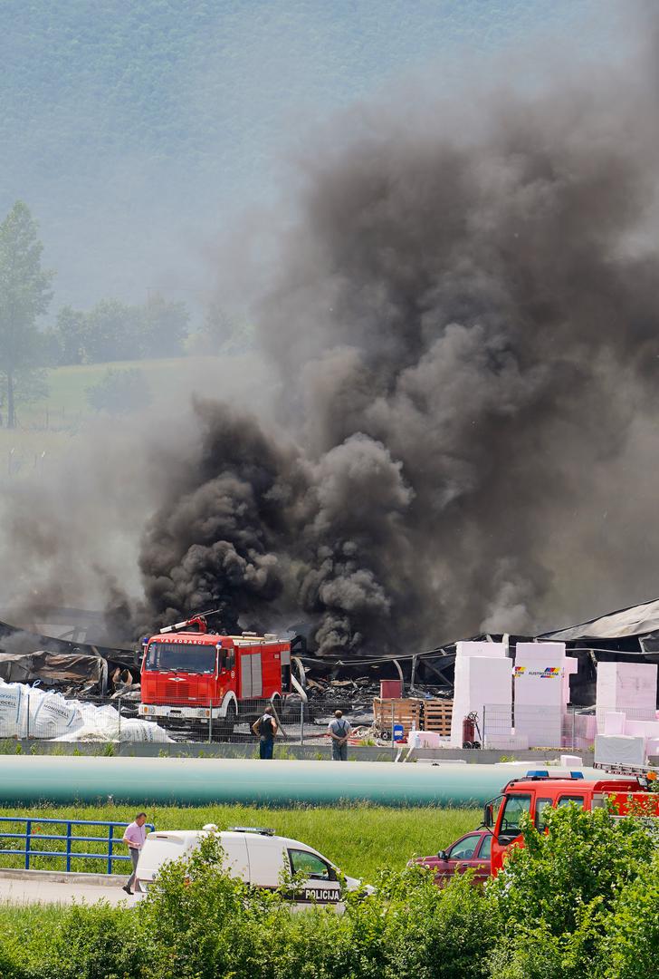 24.05.2022., Bihac, Bosna i Hercegovina - U jutarnjim satima izbio je pozar u tvornici austrijske tvrtke Austrotherm u naselju Kamenica koja se bavi proizvodnjom toplinskih izolacija. Photo: Dejan Rakita/PIXSELL