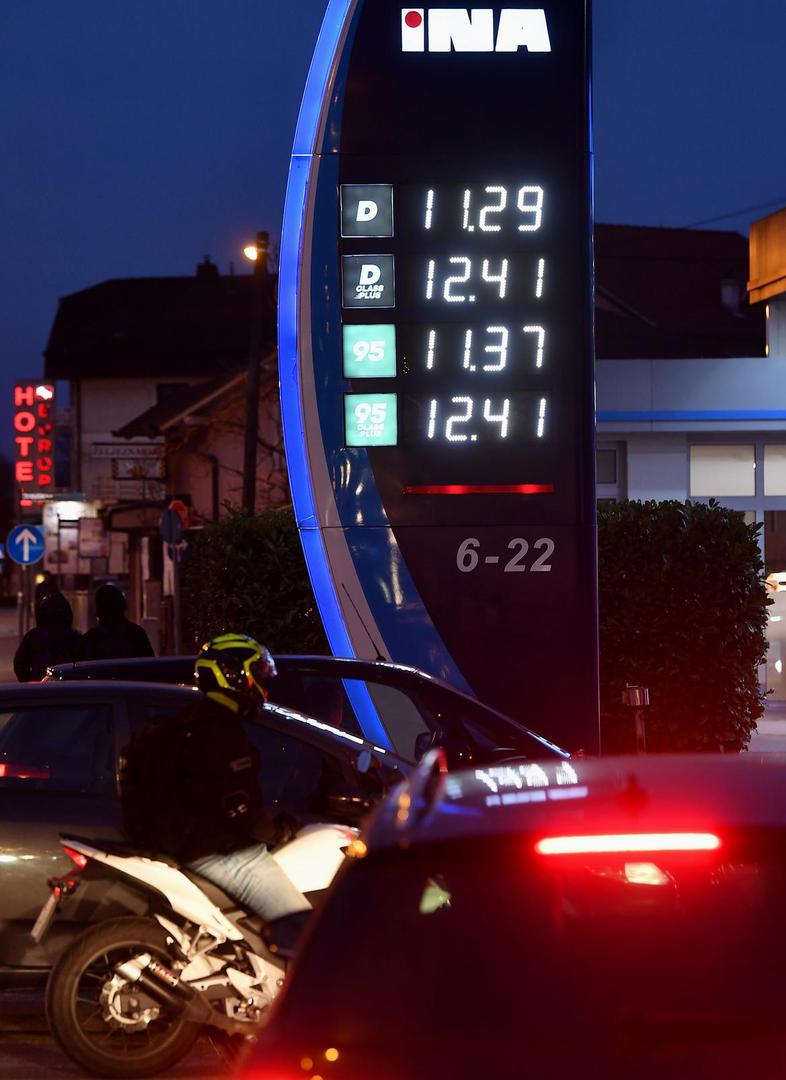 07.03.2022., Zagreb - Zbog poskupljena naftnih derivata stvaraju su guzve na benzinskim postajama.  Photo: Marko Lukunic/PIXSELL