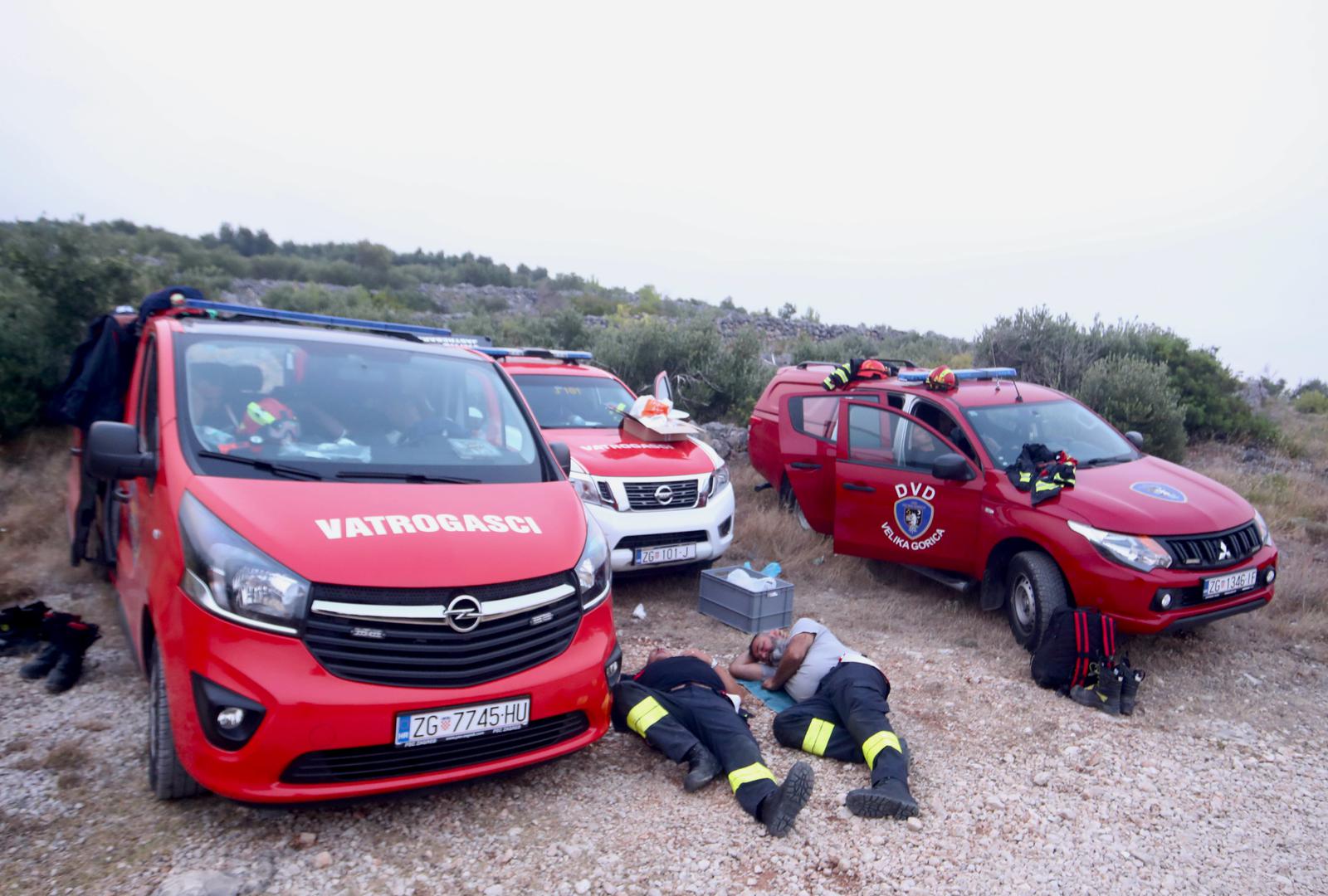 Trogirskim kolegama pomažu vatrogasci iz Slatina, Okruga, Seget Vranjice, Marine, Kaštela, Dugopolja, Sinja, Splita, Trilja i Žrnovnice, ukupno 18 vozila i 57 vatrogasaca. U srijedu poslijepodne podignute su i snage iz Ličko senjske i Koprivničko-križevačke županije.  