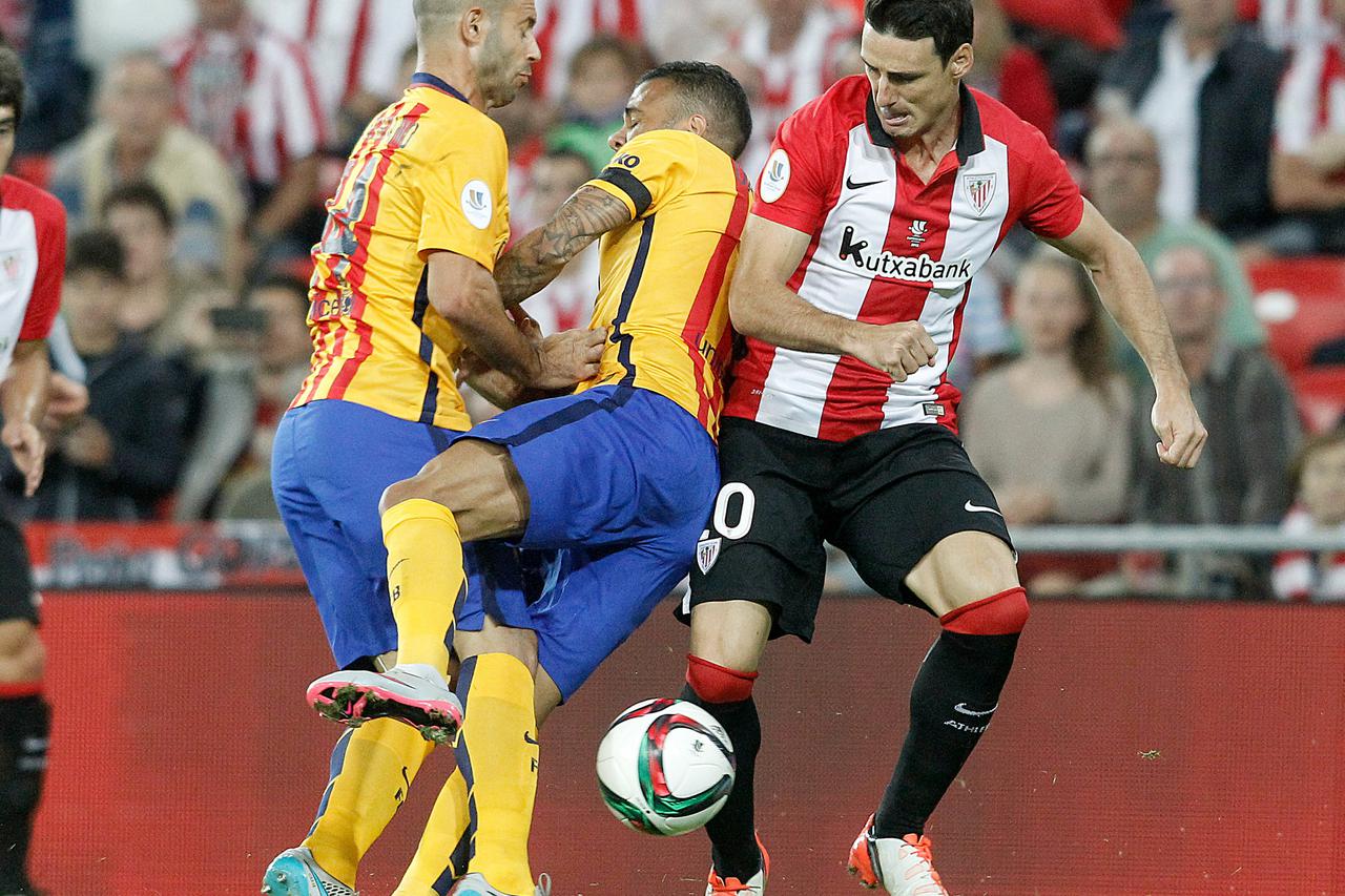 Athletic de Bilbao's Aritz Aduriz (r) and FC Barcelona's Daniel Alves (c) and Javier Mascherano during Supercup of Spain 1st match.August 14,2015. Foto Â© nph / Acero) *** Local Caption ***     /PIXSELL