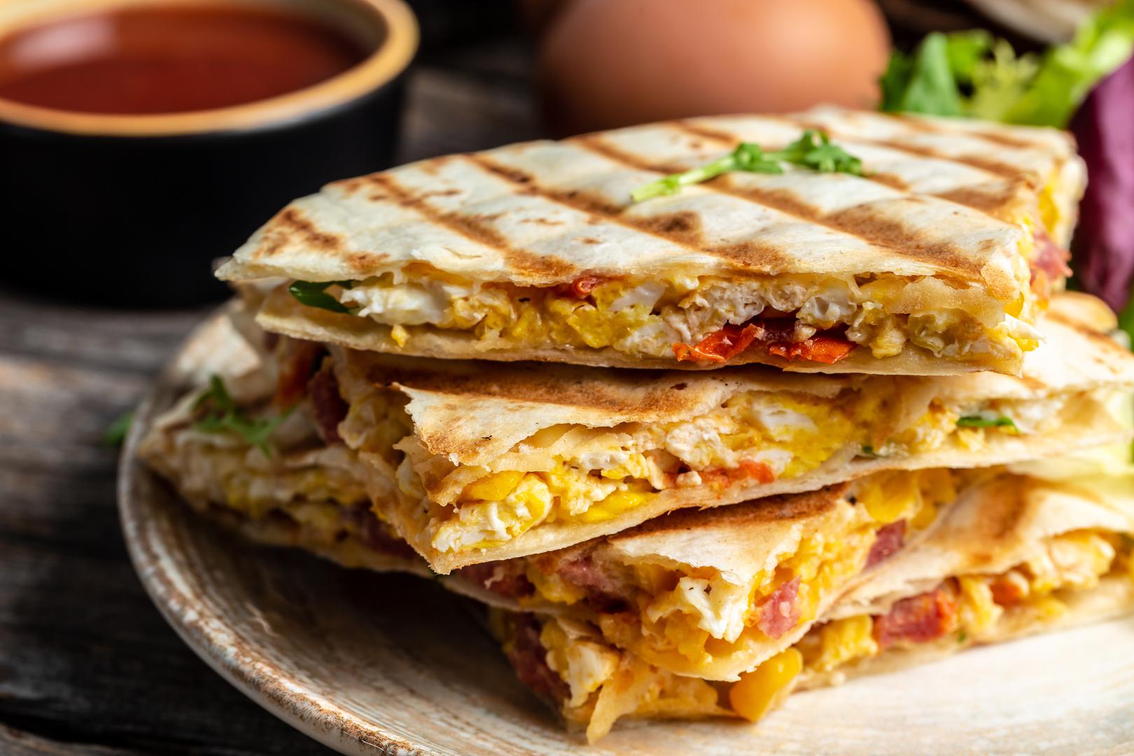 Quesadilla sa sirom i povrćem: Sve što vam je potrebno za ovaj obrok su tortilje, gouda sir, paprika, kukuruz, grah, sol i papar. Na polovicu tortilje stavite naribani sir i povrće, preklopite i pecite na suhoj tavi s obje strane dok sir ne otopi. Poslužite uz kiselo vrhnje ili salsu.