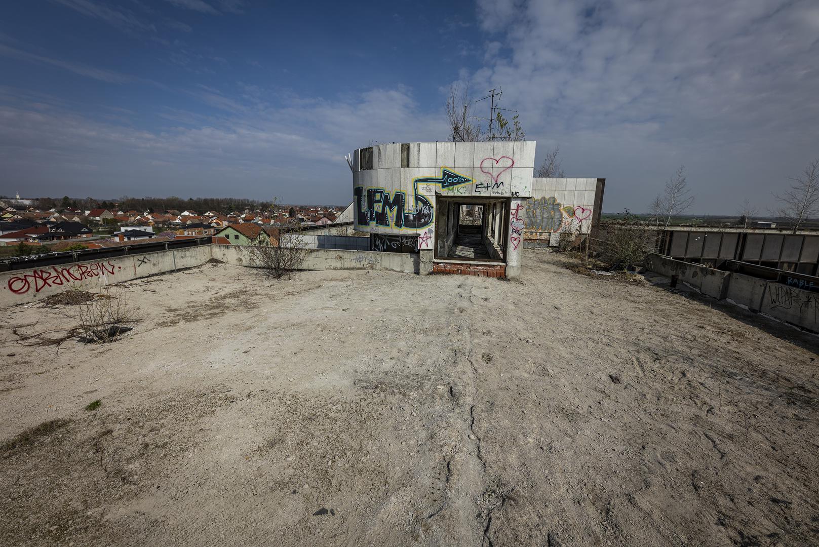 06.03.2024., Djakovo - Nekadasnja upravna zgrada PIK-a u Djakovu poznata kao Mimoza (sto je kratica od ''mimo zakona'', jer je navodno sagradjena bez gradjevinske dozvole). Potpuno devastiranu, unistenu i neupotrebljivu zgradu drzava je poklonila Djakovu da je urede. Photo: Davor Javorovic/PIXSELL