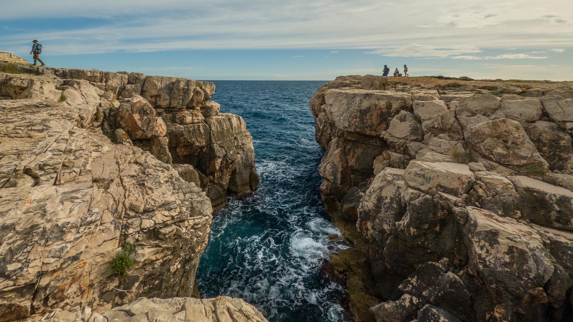 National Geographic objavio je svoj popis šest najboljih tajnih plaža u Europi, a na prvom je mjestu jedna iz Hrvatske. Naime, radi se o otoku Lokrumu, koji je udaljen samo 15 minuta vožnje brodom od užurbane dubrovačke stare gradske luke, nudeći miran bijeg od gradske gužve, piše Croatia Week. 