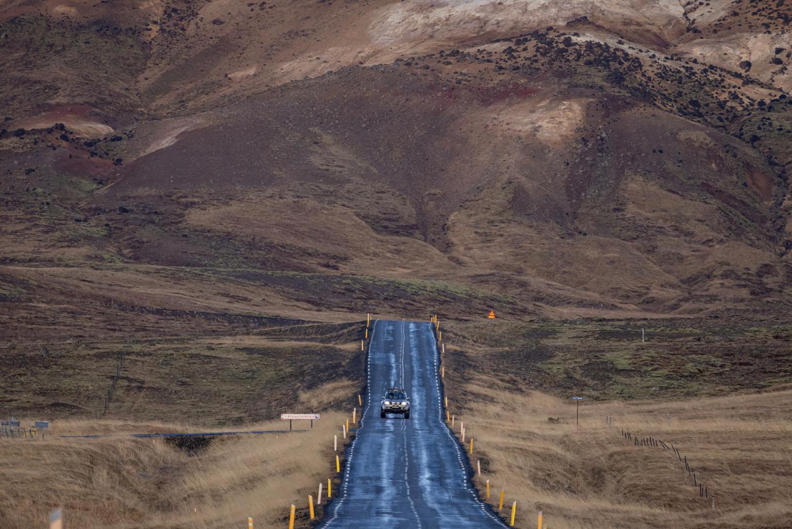 People ride in a car on a road that leads to the fishing town of Grindavik, which was evacuated due to volcanic activity, in Iceland November 16, 2023. REUTERS/Marko Djurica Photo: MARKO DJURICA/REUTERS