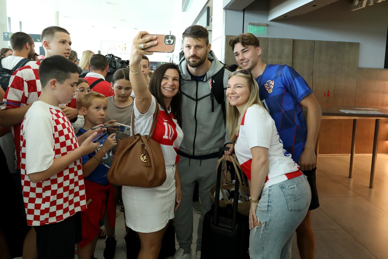 Zagreb: Navijači u zračnoj luci čekaju povratak hrvatskih nogometaša s Europskog prvenstva