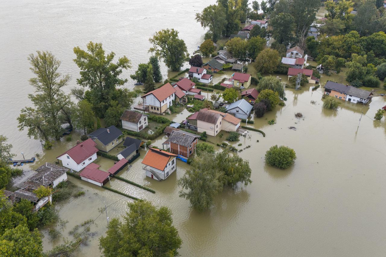 Dunav poplavio naselje