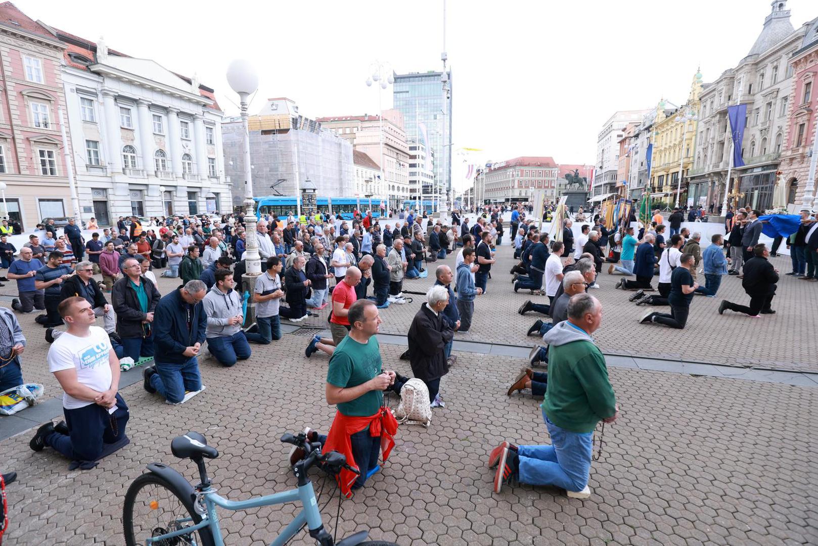 03.06.2023., Zagreb - Muskarci na molitvi krunice koja se odrzava svake prve subote na Trgu bana Josipa Jelacica. I ove subote molitva je ometana od strane prosvjednika Photo: Sanjin Strukic/PIXSELL