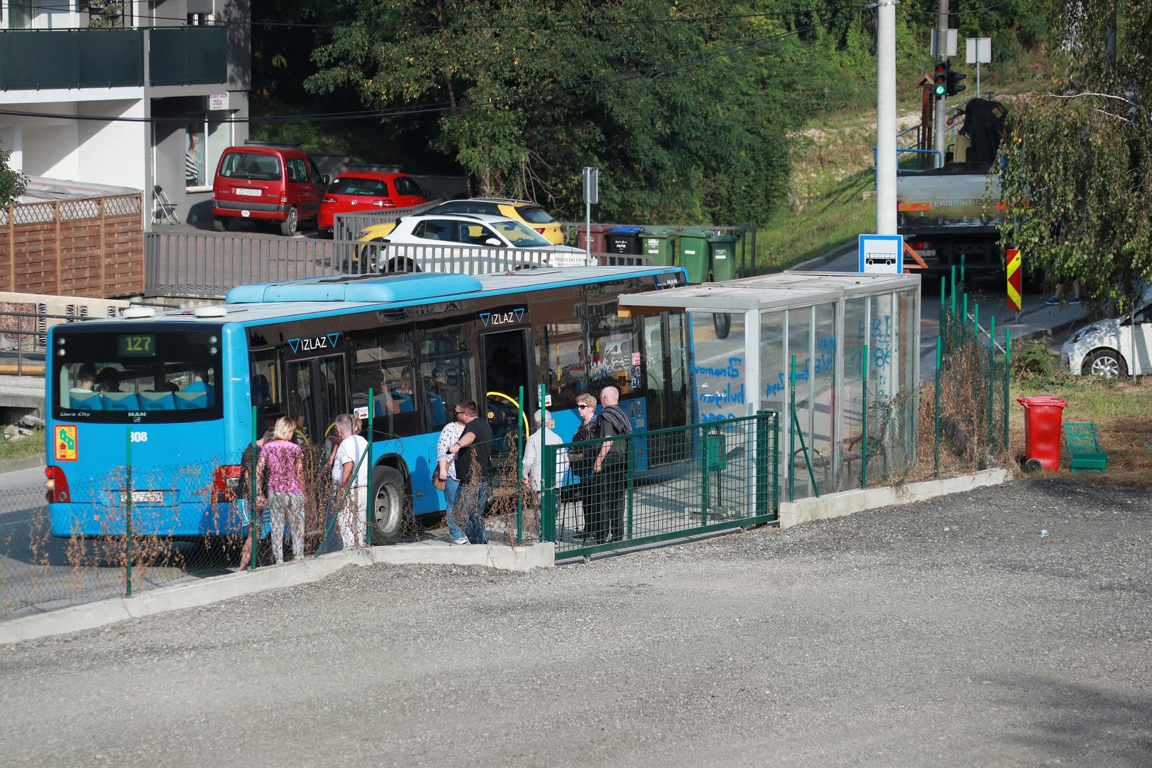 16.09.2020., Zagreb - Stanari ulice Crnomerec protive se izgradnji mobilnog reciklaznog dvorista. Napominju kako je nevjerojatno da ce ulaz biti preko skolske autobusne stanice te da nigdje nije izvjesena ploca koja opisuje radove. Optuzuju gradonacelnika Milana Bandica da se na svoju ruku bi bez prostornog plana te strucne studije i u blizini skole odlucio na takav potez. 
Photo: Sanjin Strukic/PIXSELL