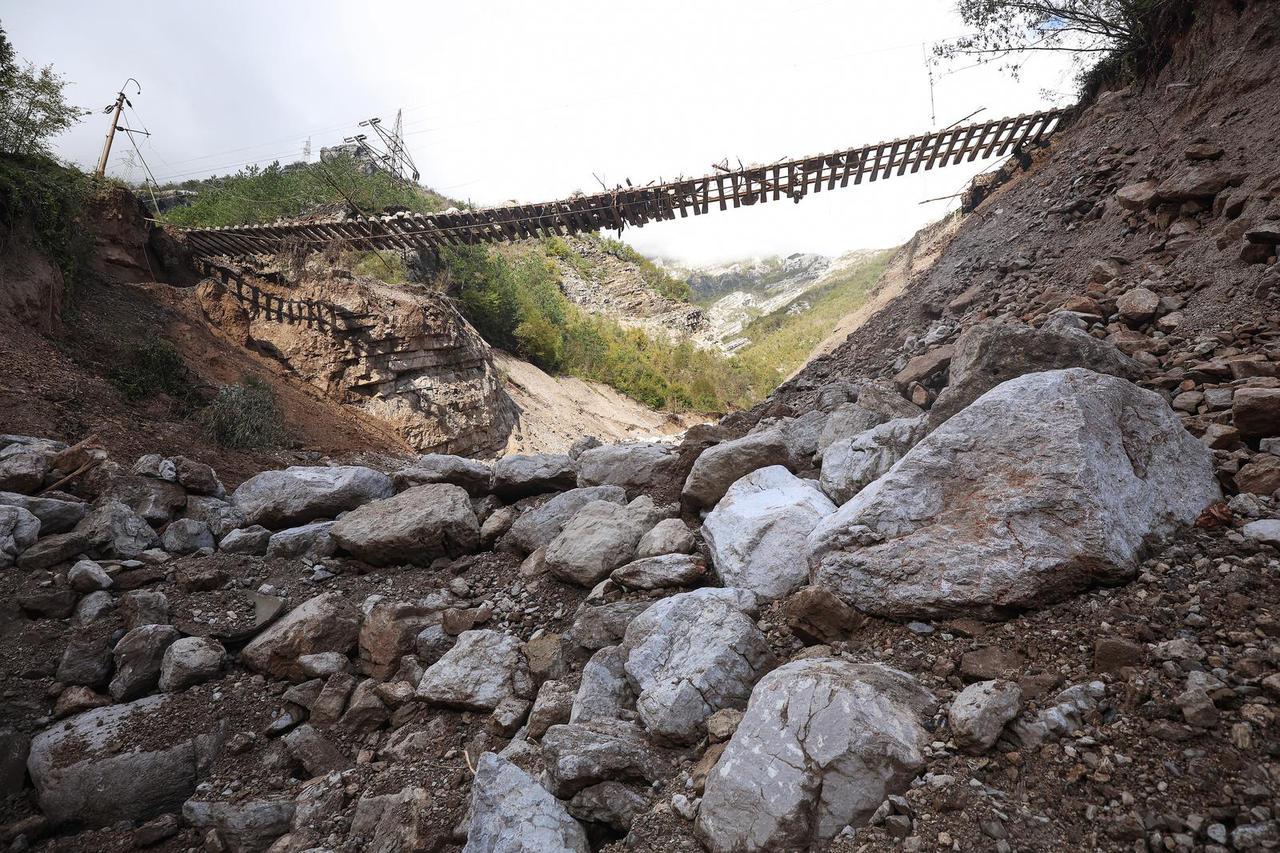 Zastrašujući prizori kod Jablanice, željeznička pruga visi u zraku