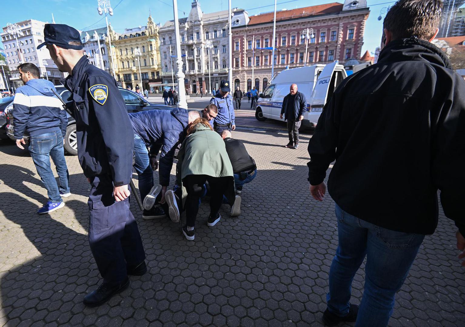 Kada je policija, koja osigurava događaj, primijetila da je došlo do naguravanja, odmah su krenuli smiriti situaciju.

