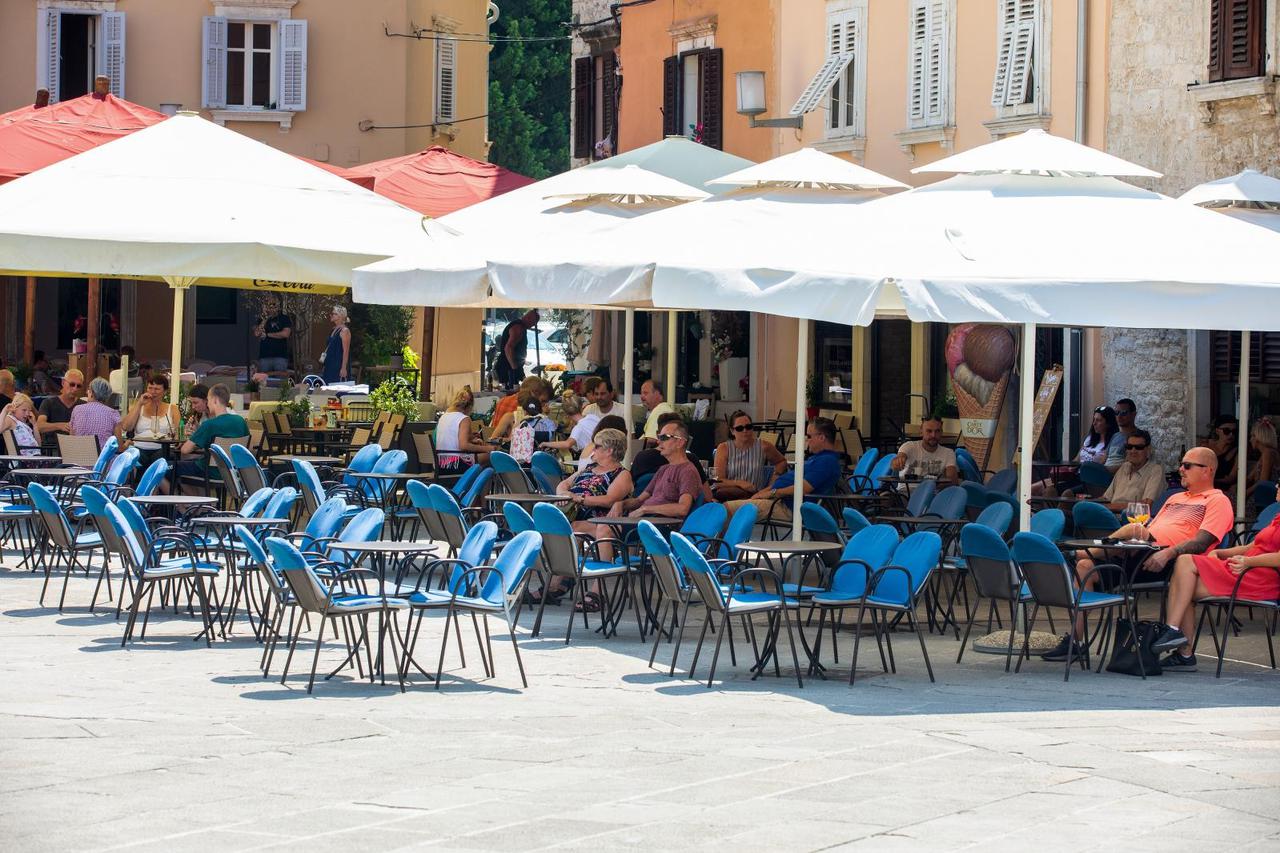 Od danas noćni klubovi, barovi i kafići smiju raditi samo do ponoći