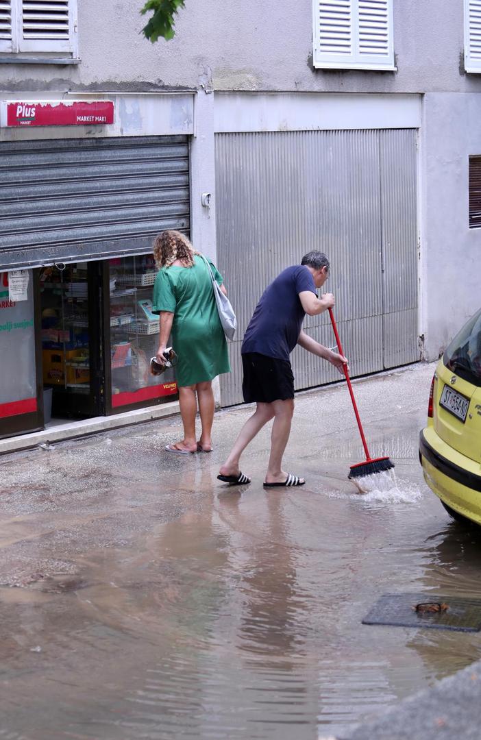 27.08.2021., Split - Obilna kisa tijekom poslijepodneva splicanima donijela probleme.
Photo: Ivo Cagalj/PIXSELL