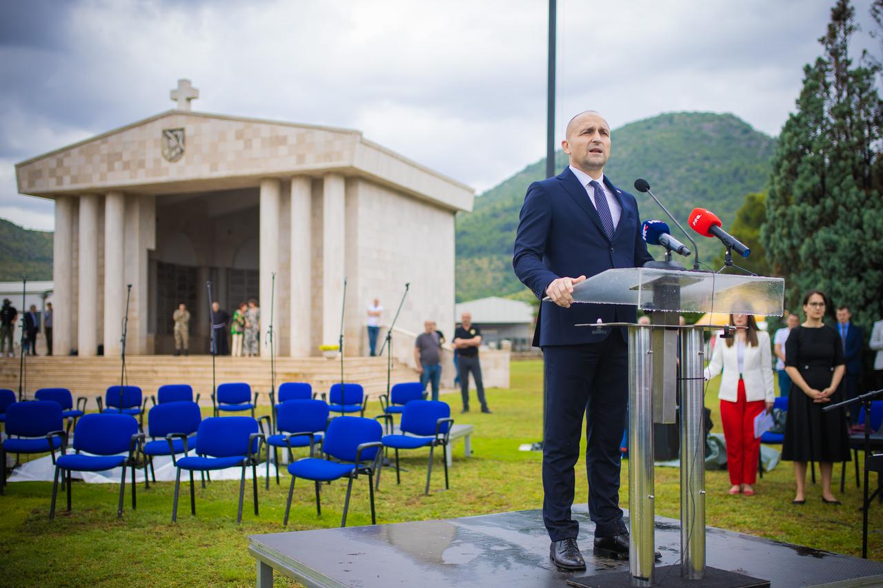Mostar: Potpredsjednik Vlade i ministar obrane Ivan Anušić nazočio otkrivanju spomenika "Zore slobode"