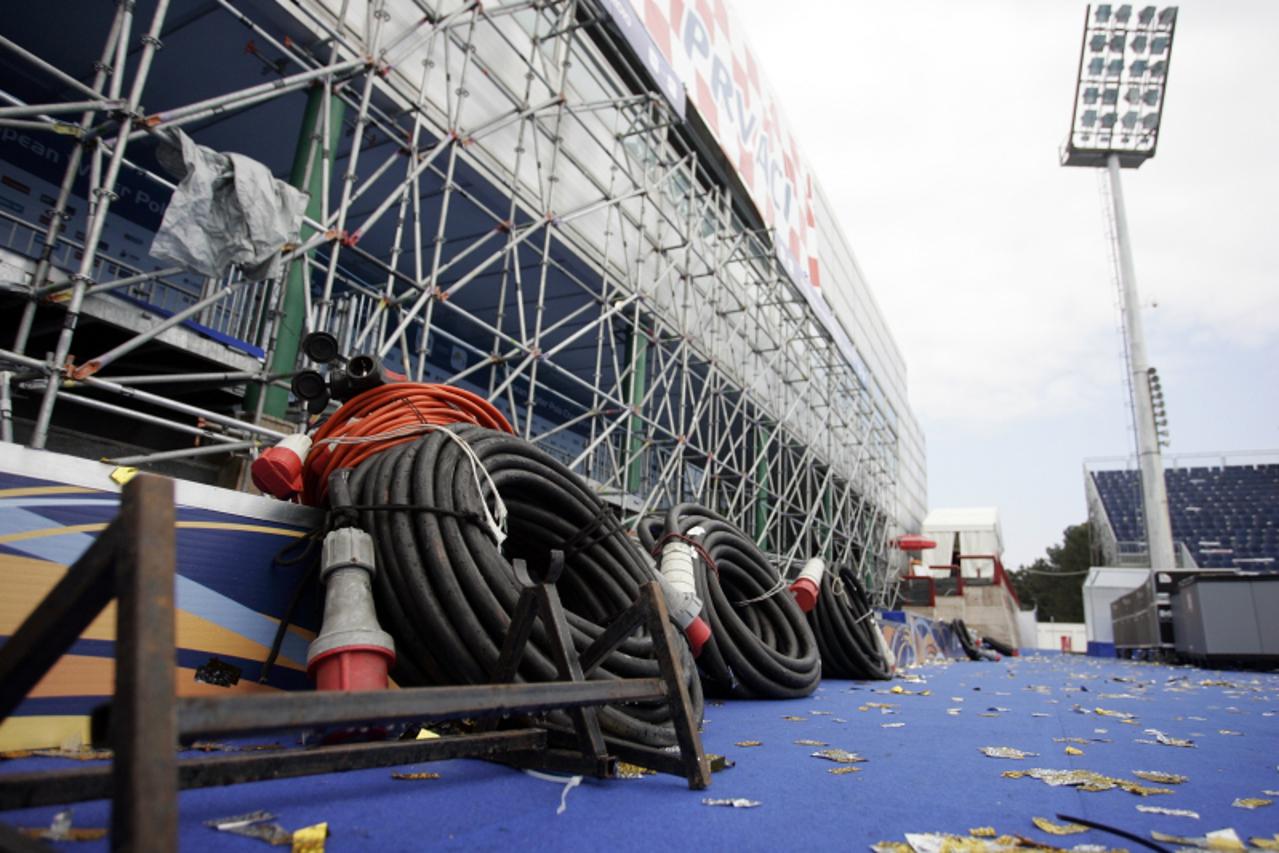 '12.09.2010., Mladost, Zagreb - Na plivalistu Mladost na Savi radnici raspremaju rekvizite i kablove poslije europskog prvenstva u vaterpolu. Photo: Slavko Midzor/PIXSELL'