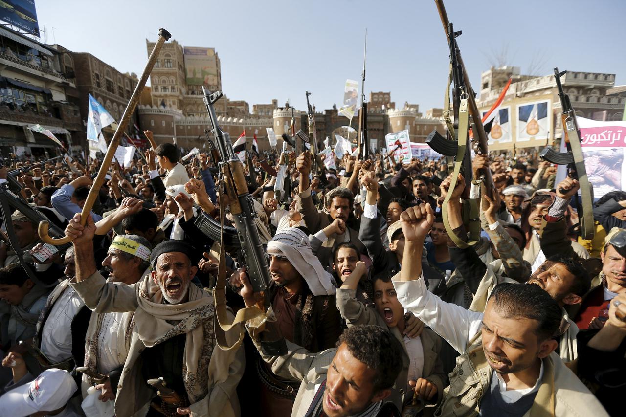 Followers of the Houthi demonstrate against the Saudi-led air strikes on Yemen, in Sanaa April 1, 2015. REUTERS/Khaled Abdullah      TPX IMAGES OF THE DAY