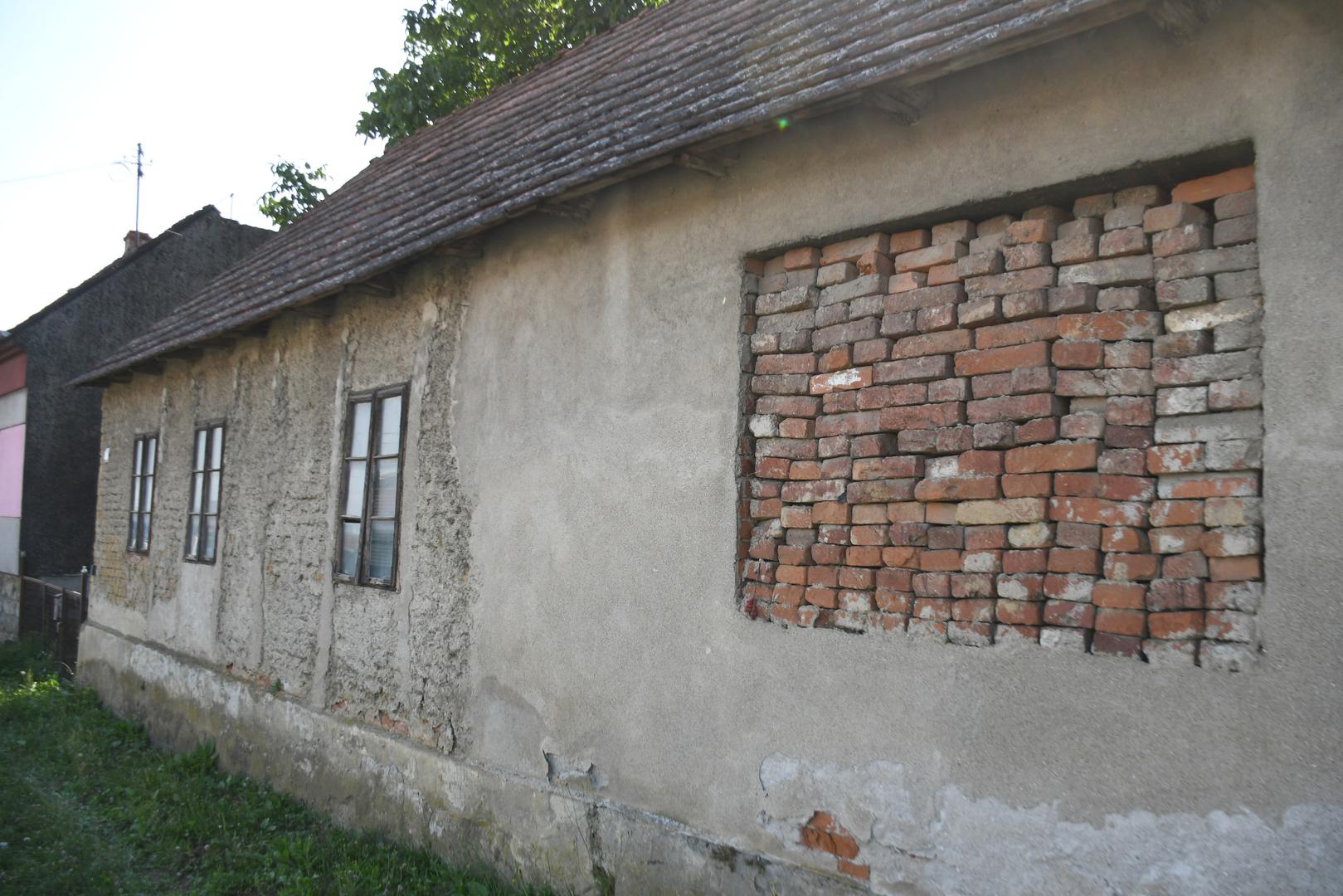 On je ušao u Dom za starije i nemoćne osobe te ubio svoju majku koja je bila ondje smještena i još četvero štićenika te jednu osobu koja je u domu bila zaposlena.