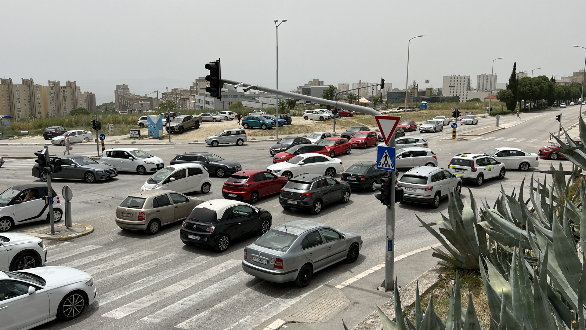 Apsolutni kolaps u prometu nastao je danas u Splitu nakon što je iznenandno nestalo struje u gradu, ali i diljem Dalmacije.