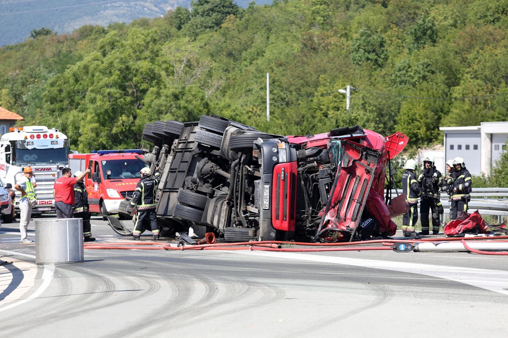 24.08.2020., Rijeka - Kamion cisterna prevrnula se na autocesti Rijeka - Zagreb kod benzinske crpke na Cavlima.
Photo: Goran Kovacic/PIXSELL