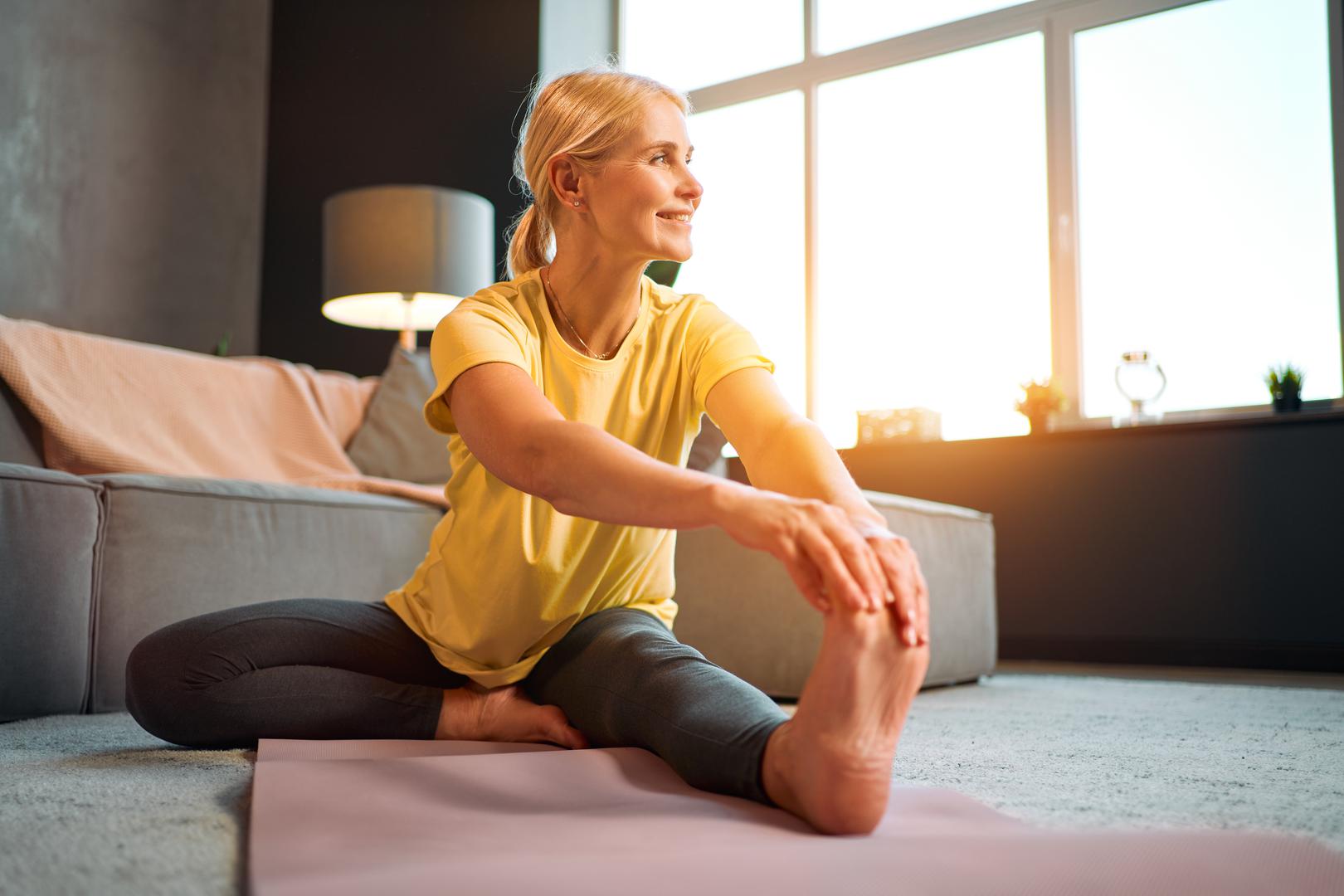 Zaključila je: ‘Kroz naše studije otkrili smo da joga može poboljšati integritet mitohondrija kao i integritet nuklearne DNK. Ako se integritet mitohondrija poboljša, on proizvodi više ATP-a, više energije i time možete usporiti funkcionalno propadanje tkiva. Ako jogom možemo poboljšati integritet mitohondrija, smanjiti oksidativni stres i upalu, povećati ukupni antioksidativni kapacitet, zapravo možemo odgoditi ili usporiti stopu staničnog starenja, čime se smanjuje naša biološka starost’.