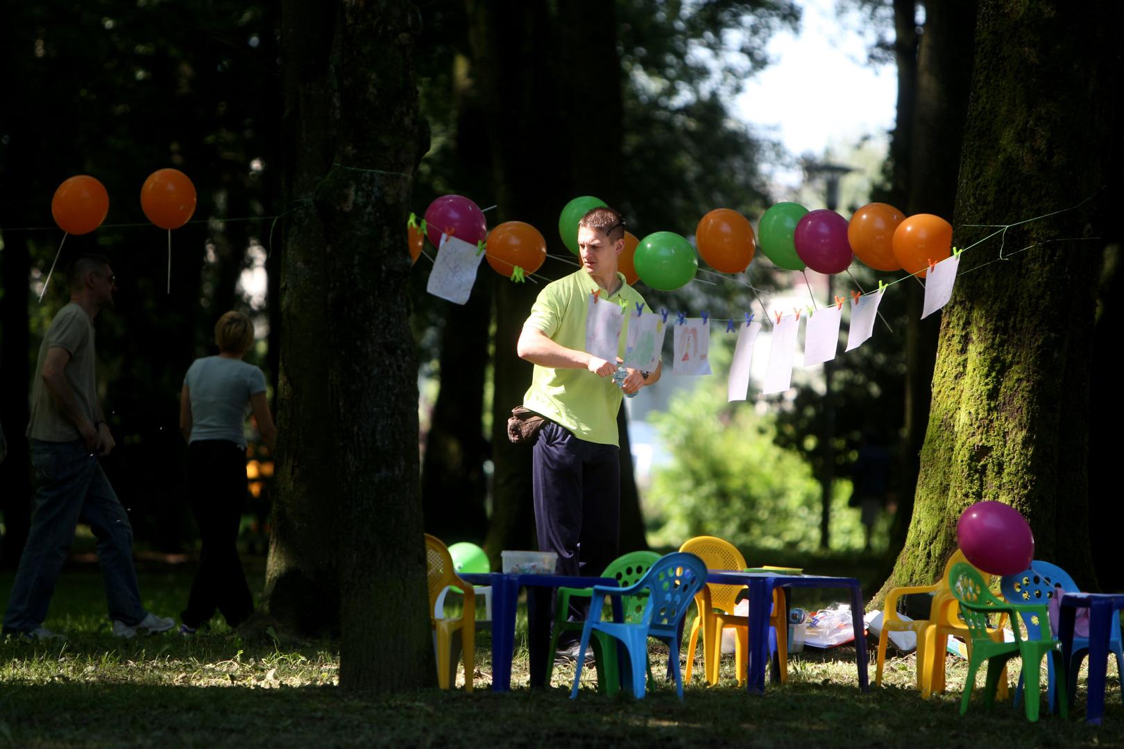 Park mladenaca - Novi Zagreb ne oskudijeva zelenilom, ali ipak nema baš puno "oaza" kao što je npr. Maksimir. Međutim, kao pozitivan primjer možemo istaknuti Park mladenaca koji se nalazi između Sigeta i Trnskog. Park nije golem, ali dovoljno je velik da se u njemu možete nakratko "izgubiti" i predstavlja dragocjenu zelenu točku u betonskom okolišu.