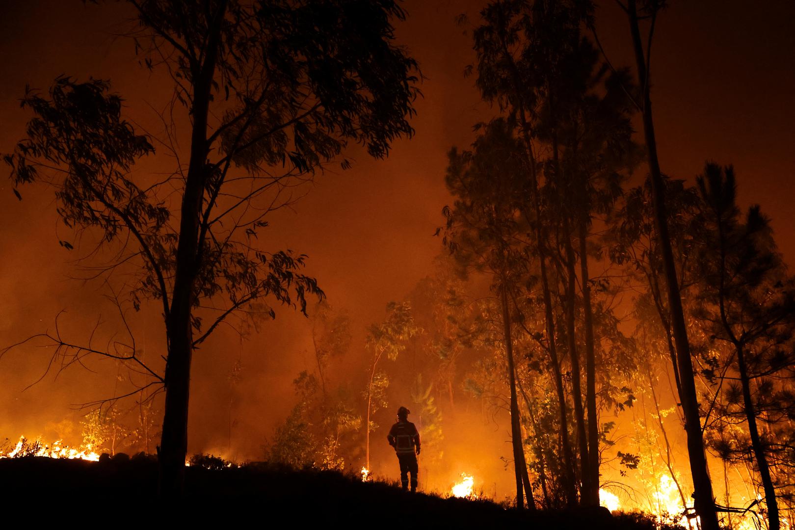 A firefighter stares at a wildfire in Veiga, Agueda, Portugal, September 17, 2024. REUTERS/Pedro Nunes Photo: PEDRO NUNES/REUTERS