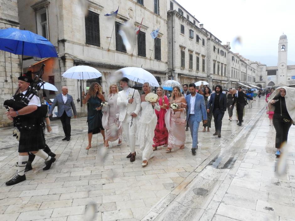 Dubrovnik: Gosti dolaze na Lovrijenac na zabavu nakon vjenčanja Nicole Artukovich i Liama Stewarta