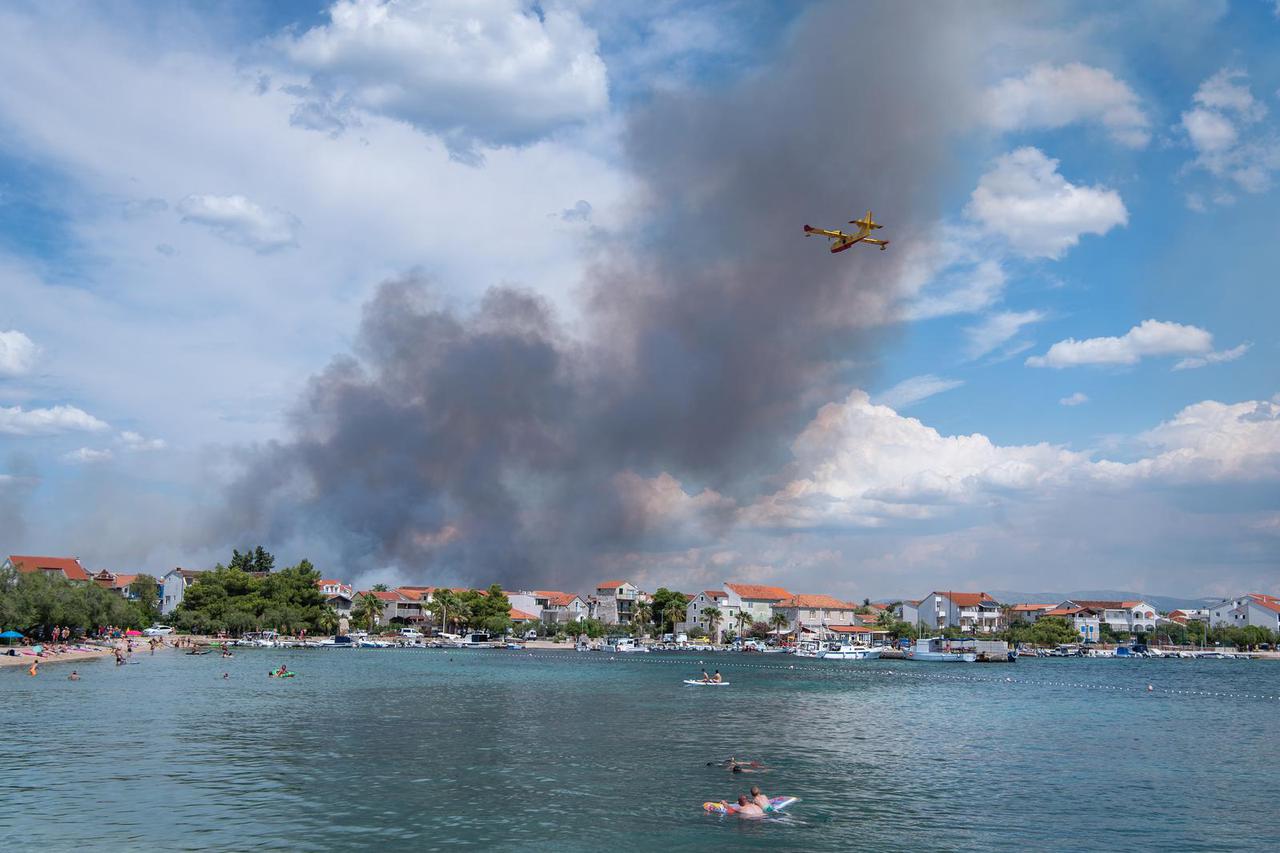 Buknuo požar kod Jadrije, kanaderi i vatrogasci na terenu