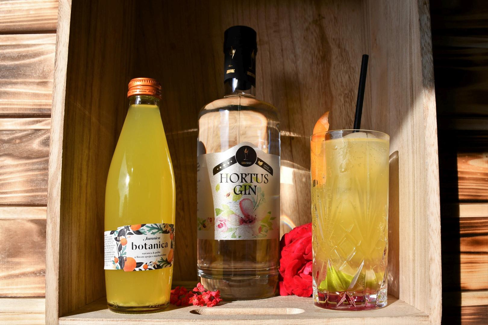 FRUIT EXPLOSION, Hortus Gin 40 mL, Jamnica Botanica naranča pelin 100-150 mL, Sok limete 20 mL ili 2-3 kriške limete, Sirup od bazge 20 mL
