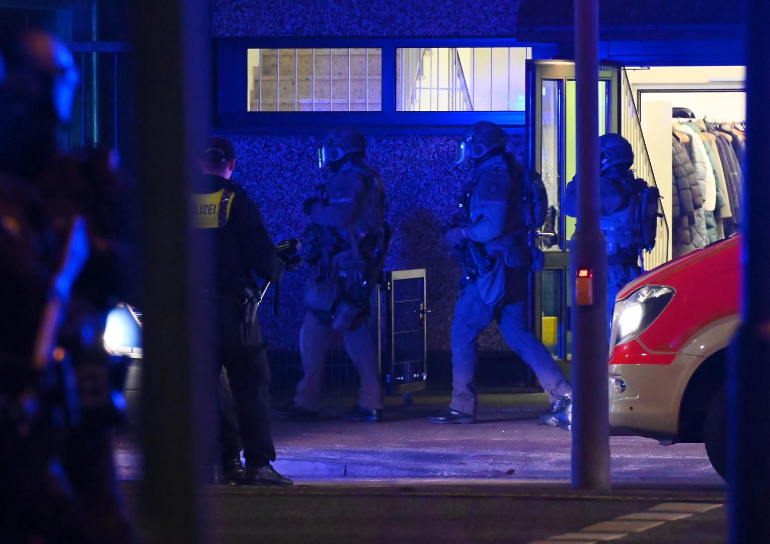 09 March 2023, Hamburg: Police officers in special equipment are on duty in Hamburg. Shots have been fired and the police are on the scene with strong forces. Photo: Jonas Walzberg/dpa Photo: Jonas Walzberg/DPA