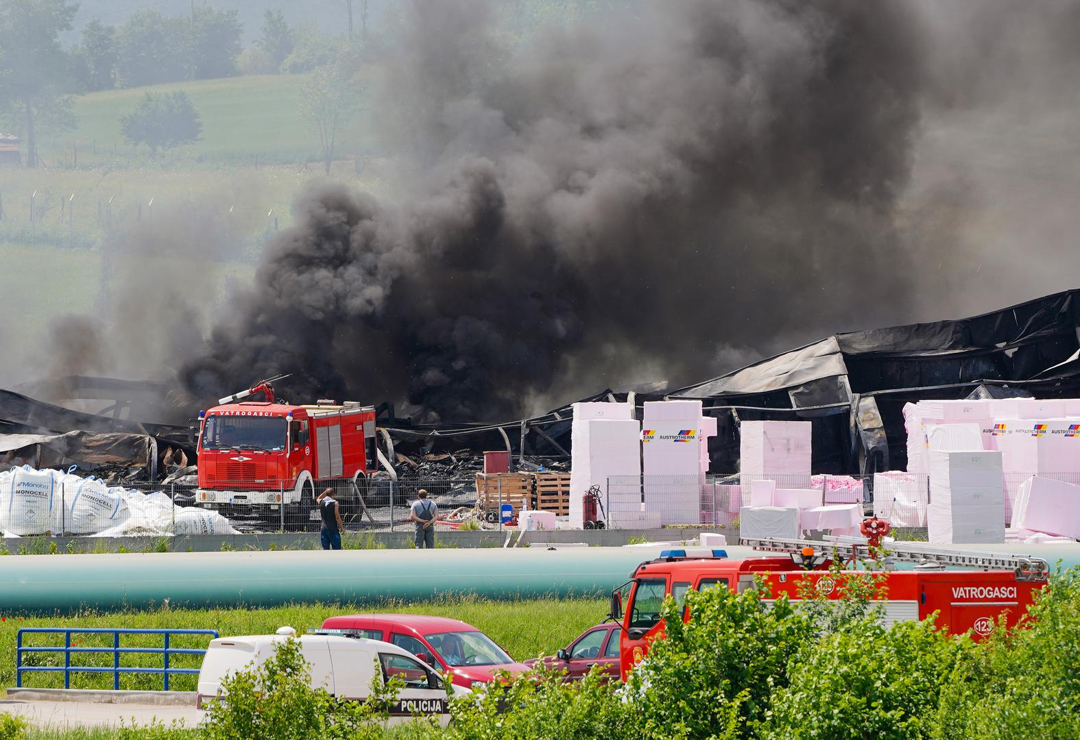 24.05.2022., Bihac, Bosna i Hercegovina - U jutarnjim satima izbio je pozar u tvornici austrijske tvrtke Austrotherm u naselju Kamenica koja se bavi proizvodnjom toplinskih izolacija. Photo: Dejan Rakita/PIXSELL