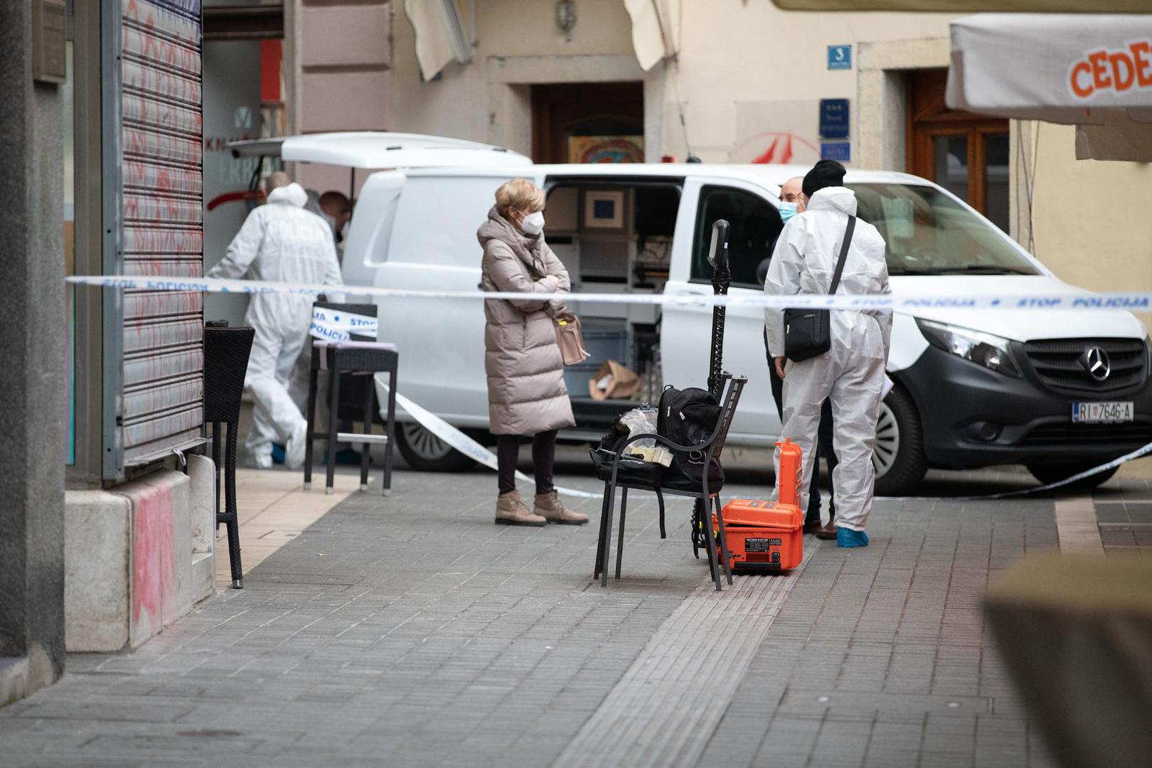 05.02.2022.,Rijeka - Oko 14.45h policija je zaprimila dojavu kako je u caffe baru Pin (Pavlinski Trg 5) doslo do tuce te je jedna zenska osoba ozljedena. Uz policijske sluzbenike na mjesto dogadaja izasla je hitna medicinska pomoc, koja je pokusala reanimirati zensku osobu ali bezuspjesno. Photo: Nel Pavletic/PIXSELL