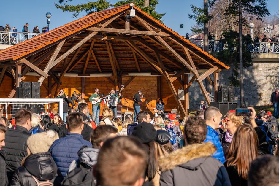 Doček Nove godine u podne u Fužinama