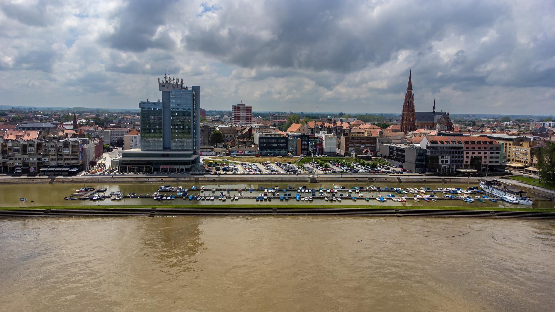 17.05.2023., Osijek - Drava kod Osijeka stigla je do 269 centimetara jutros u 8 sati. U odnosu na zadnja 24 sata i vodostaj od 233 centimetra jucer u 8 sati, to je rast od 36 centimetara. Drava i dalje raste od 1 do 3 centimetra na sat, najvise 6 u jednom trenutku. Photo: Davor Javorovic/PIXSELL