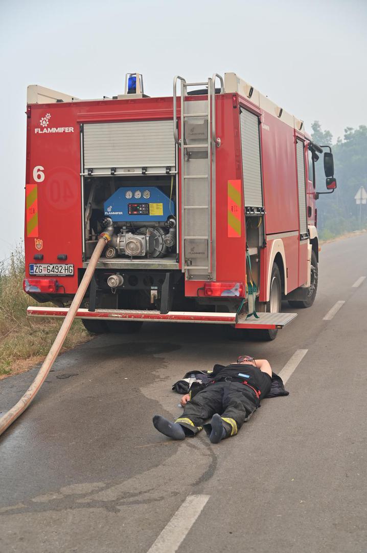 Jučer poslijepodne planulo je kod Skradina, zatim kod Zemunika, a iza 20 sati požar je buknuo kod Tučepa.

