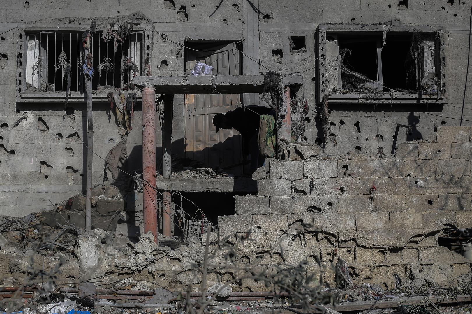 21 February 2024, Palestinian Territories, Rafah: Palestinians inspect the damages of the Abu Al-Nur family home, which was bombed by Israeli army aircraft at dawn today in the city of Rafah. Photo: Mohammed Talatene/dpa Photo: Mohammed Talatene/DPA