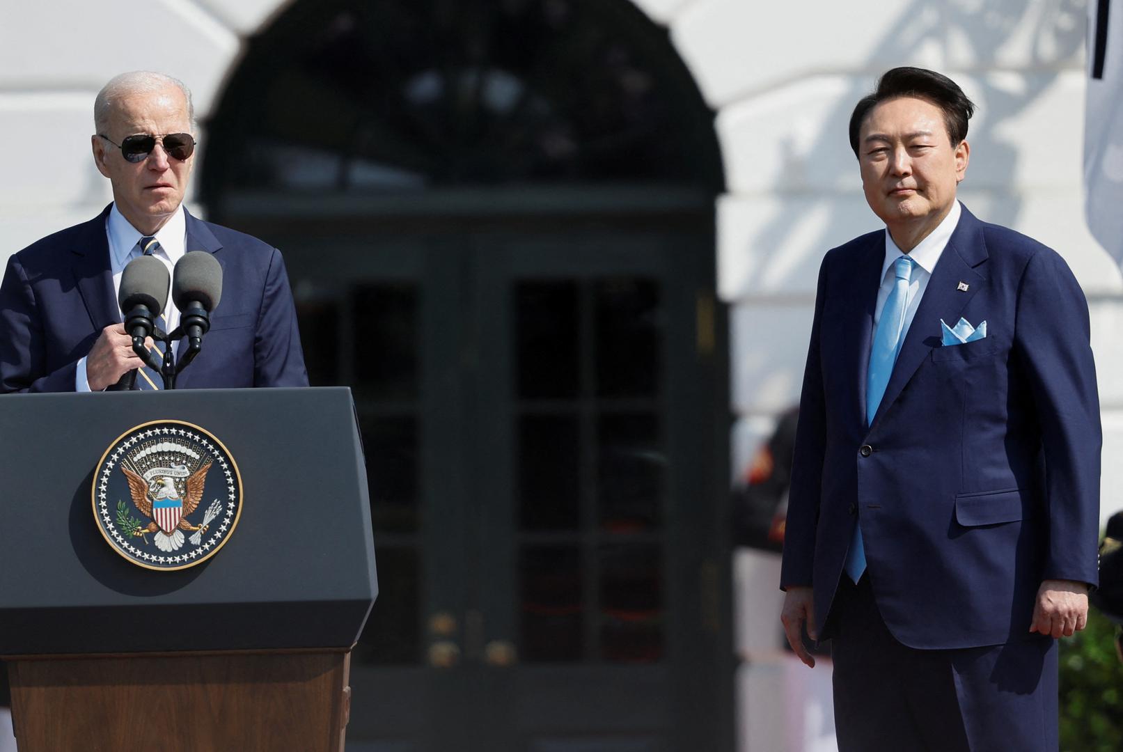 U.S. President Joe Biden delivers remarks as South Korea's President Yoon Suk Yeol looks on during an official White House State Arrival Ceremony on the South Lawn of the White House in Washington, U.S. April 26, 2023. REUTERS/Jonathan Ernst Photo: JONATHAN ERNST/REUTERS