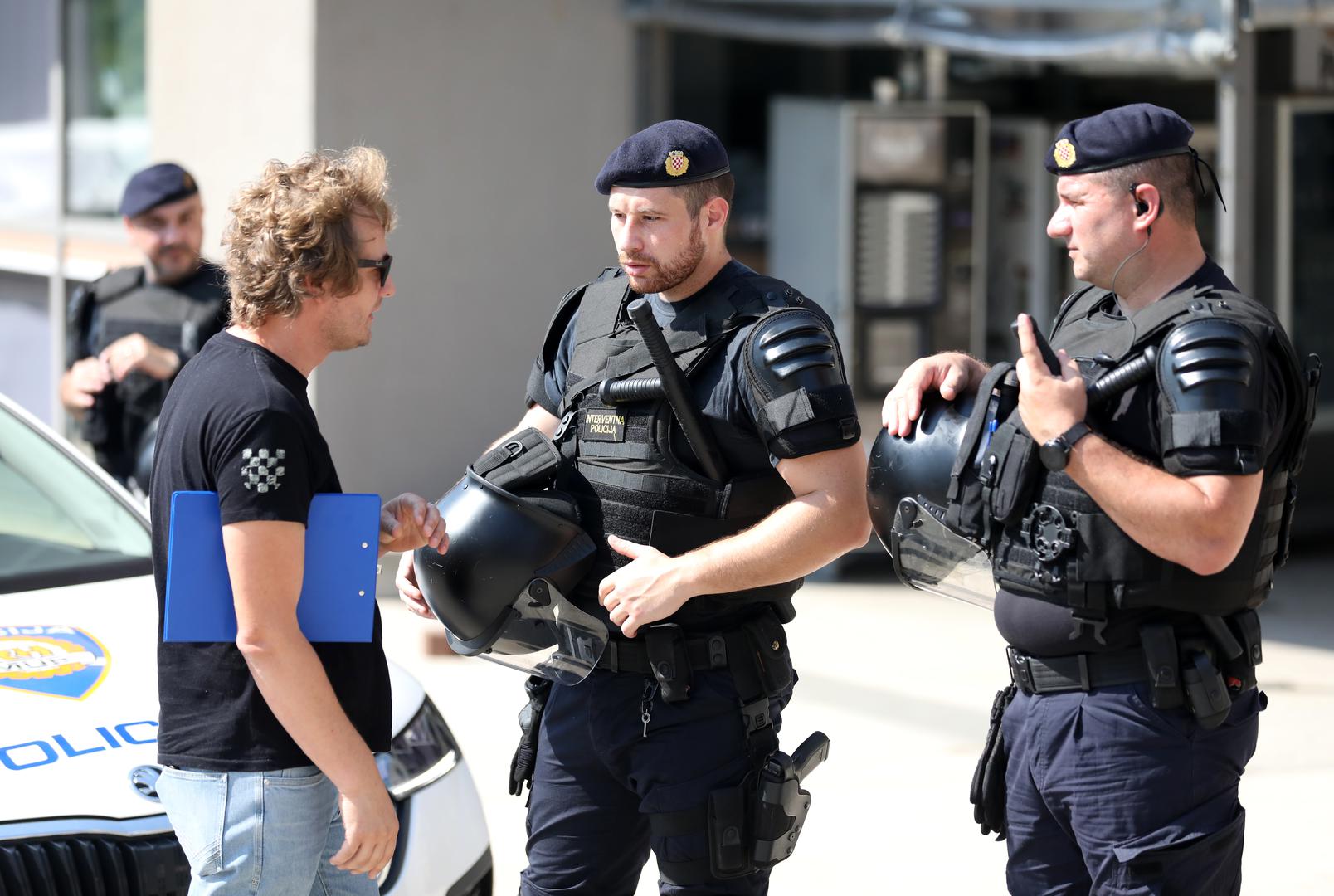 09.07.2024., Pula: Nemali broj interventnih policajaca, blokiran kvart, odvjetnici i rijetki stanari pulske poslovno-stambene zgrade popularne "Porecanke", obiljezili su ovo vruce pulsko jutro. Photo: Sasa Miljevic / PIXSELL/PIXSELL