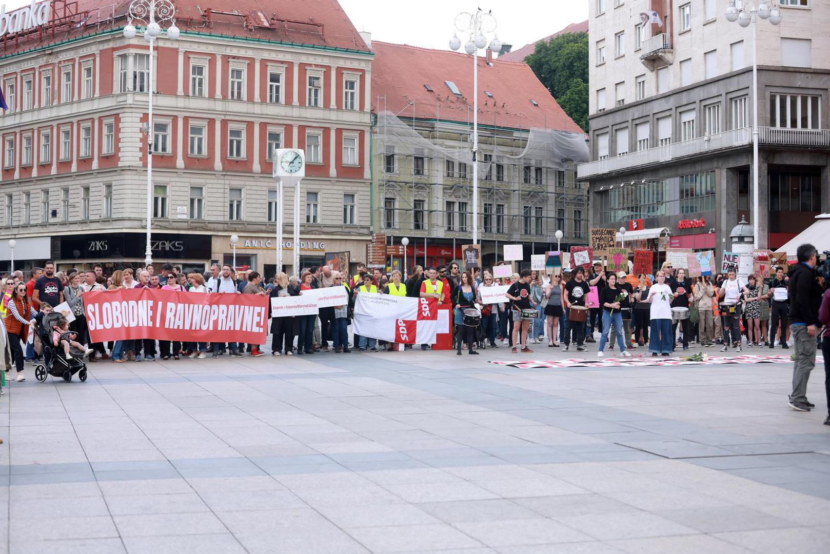 03.06.2023., Zagreb - Na Trgu bana jelacica okupilo se par desetaka prosvjednika protiv molitelja koji svake prve subote u mjesecu mole musku krunicu. Udruga Domino zajedno s umjetnicom Arijanom Lekic Fridrih ponovno, sedmi put za redom, prve subote u mjesecu organizira participativni umjetnicki performans Tiha misa.  Photo: Sanjin Strukic/PIXSELL