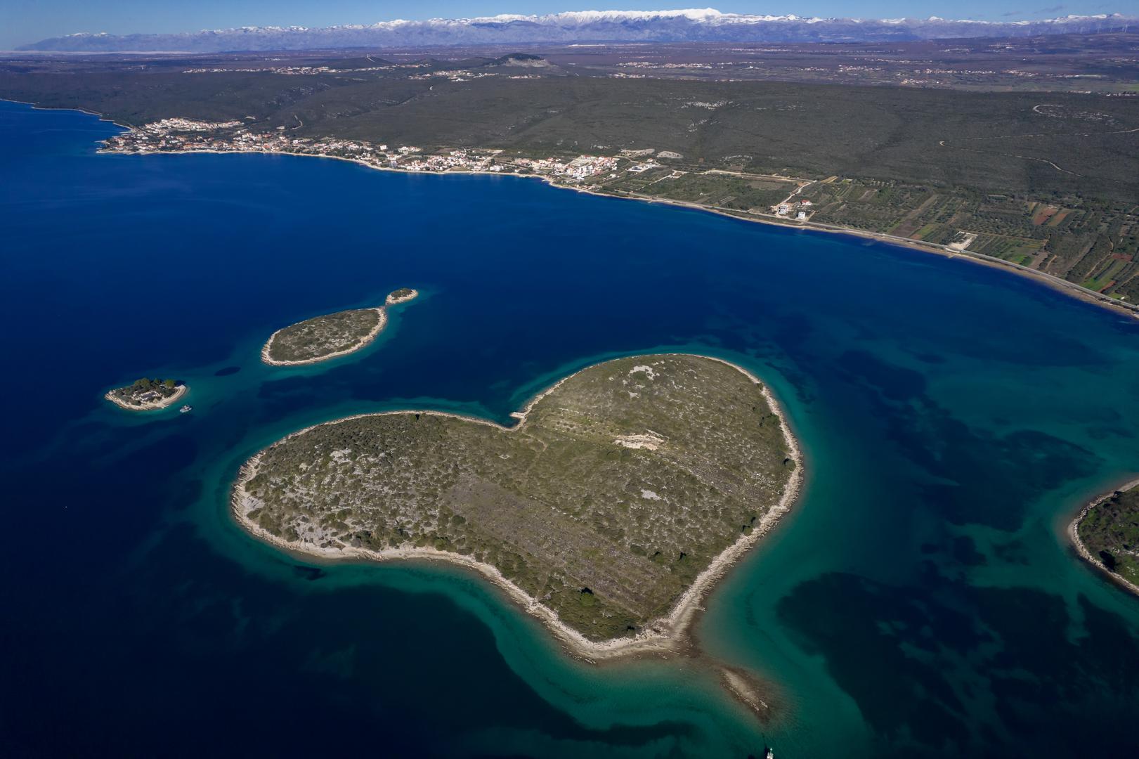 31.01.2023., Otocic Galesnjak, mnogima je znan i kao Otok zaljubljenih. Zbog svog specificnog oblika srca postao je prepoznatljiv otocic nase obale diljem svijeta. Rijec je  nenaseljenom otocicu smjestenom u Pasmanskom kanalu, a moguce ga je posjetiti barkom ili brodom. Photo: Dino Stanin/PIXSELL