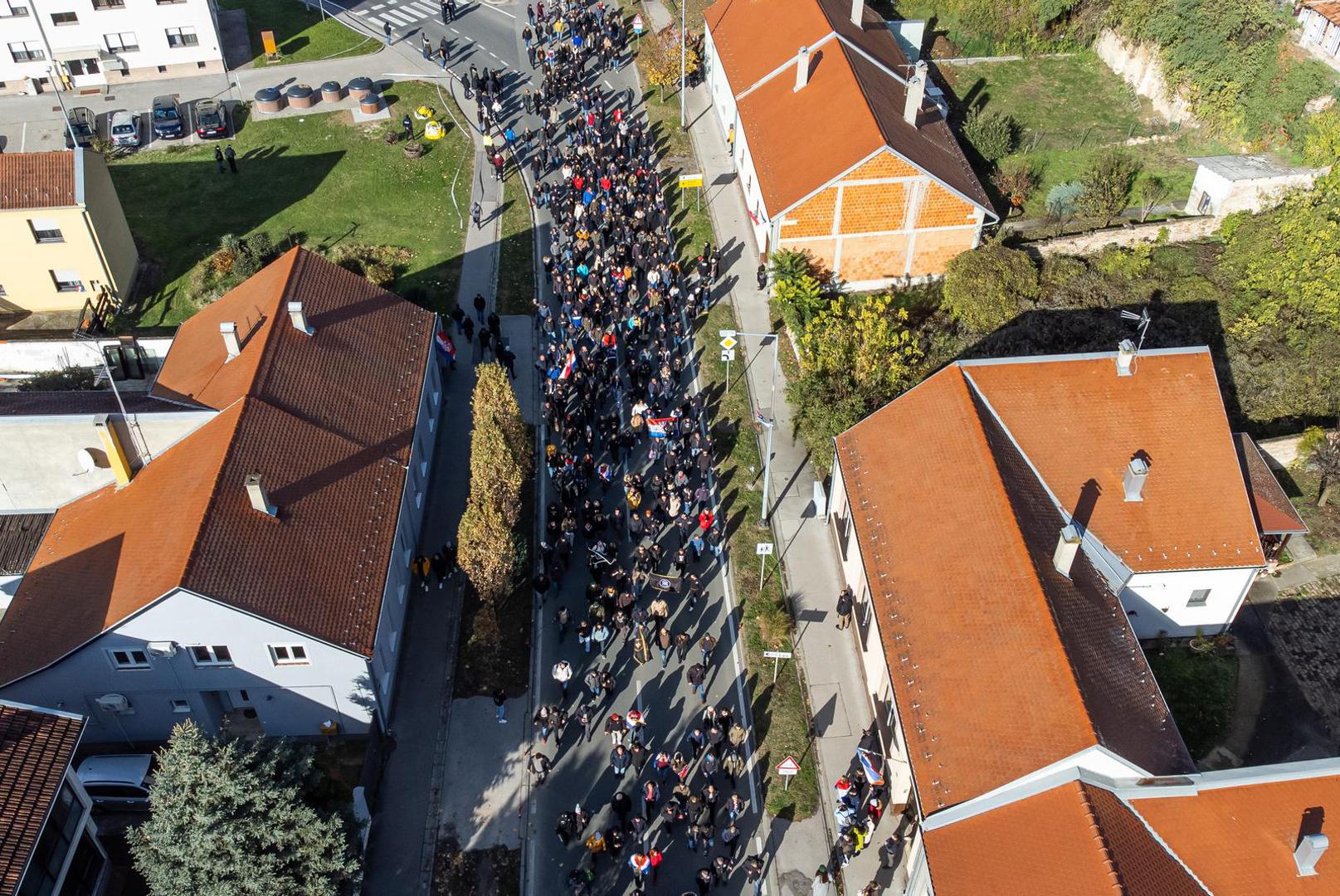 Deseci tisuća domoljuba hodaju u subotu Vukovarom u koloni sjećanja, odajući počast žrtvi grada heroja u kojemu je u Domovinskom ratu život izgubilo 2717 branitelja i civila, dok se još uvijek traga za sudbinom njih 374. Hina