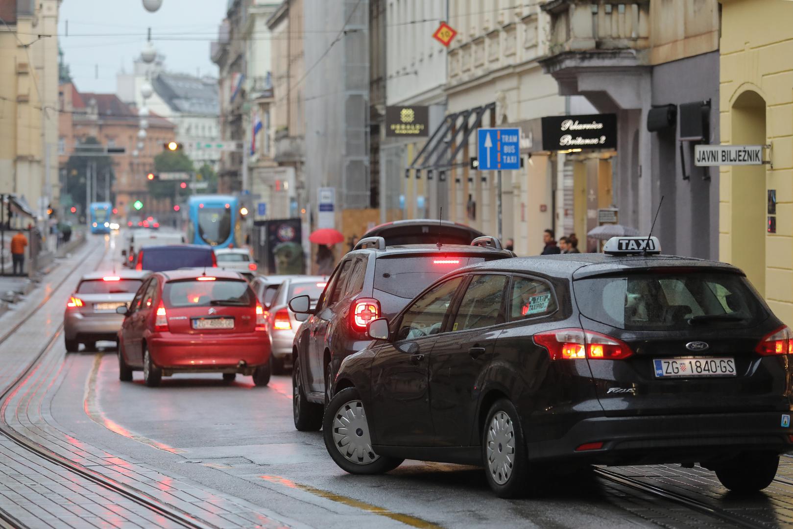 Na raskrižju cesta iste važnosti ili u susretu s drugim vozilom vozač je dužan propustiti vozilo koje nailazi s njegove desne strane. Također, vozač vozila koje skreće ulijevo mora propustiti vozilo koje, dolazeći iz suprotnog smjera, skreće ulijevo ili zadržava smjer kretanja (ako prometnim znakom nije drukčije propisano). Oteli ste drugom vozaču prednost? Kazna je od 390 do 920 eura.