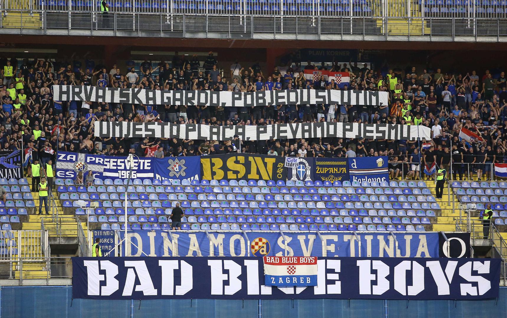 A Bad Blue Boysi prigodnim su se transparentom u 26. minuti prisjetili 26. obljetnice Oluje