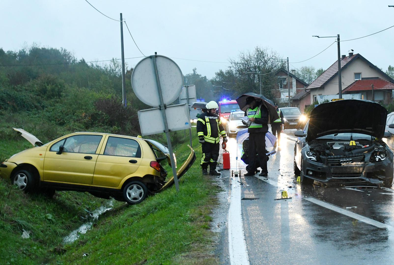 10.10.2021., Zazina - U prometnoj nesreci koja se oko 16,35 sati dogodila na drzavnoj cesti Sisak-Zagreb sudjelovala su dva osobna automobila, pri cemu je jedna osoba poginula. Policija obavlja ocevid

