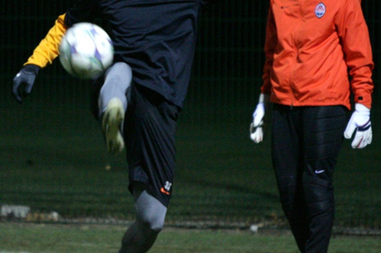 'Darijo Srna of FC Shakhtar plays with a ball during a training session in Donetsk on November 22, 2011, on the eve of their UEFA Champions League football match between FC Shakhtar Donetsk and FC Por