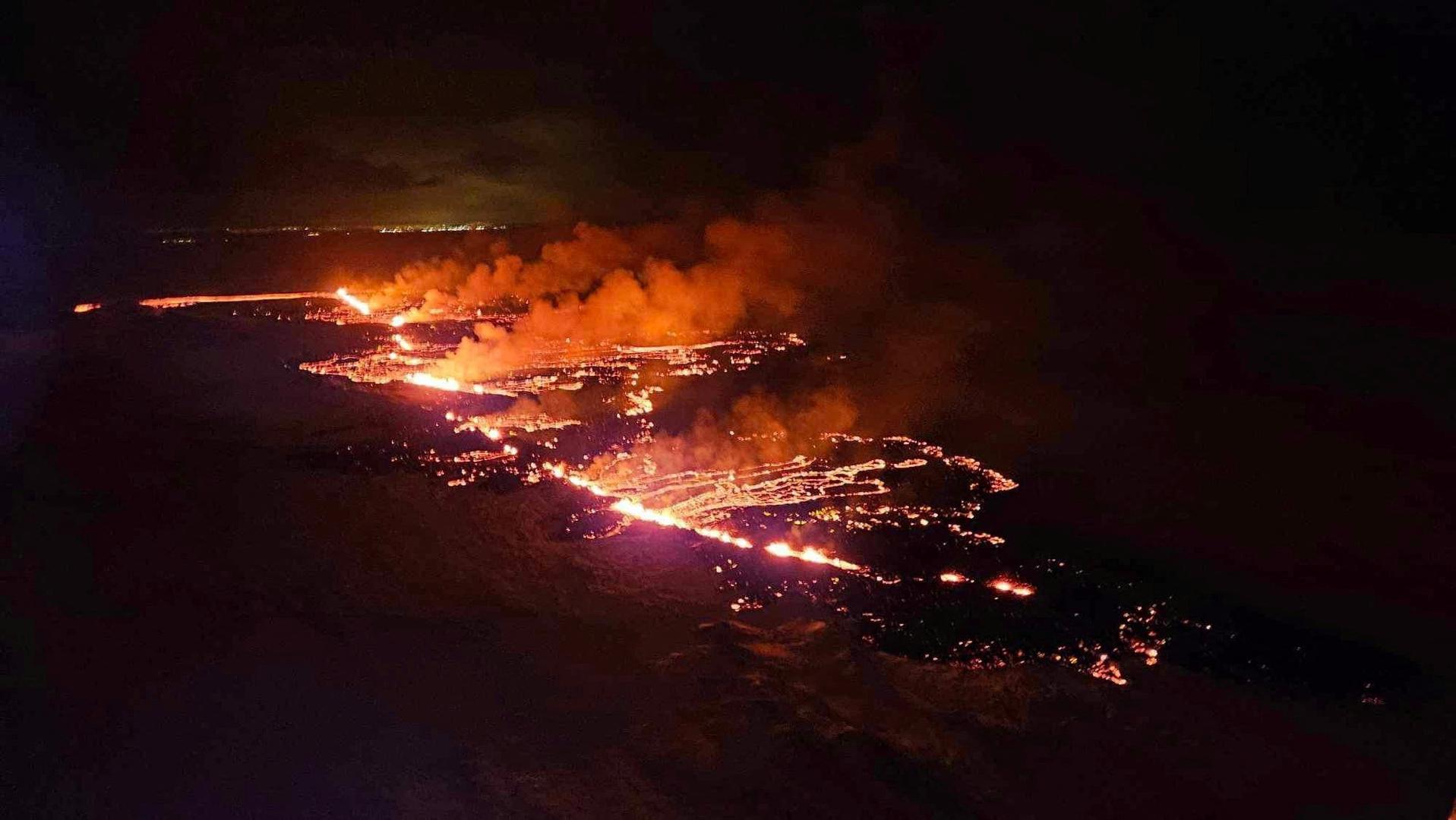 Na poluotoku Reykjanes vlasti su evakuirale gotovo 4000 stanovnika ribarskog grada Grindavik i zatvorile obližnje geotermalne toplice Plava laguna.