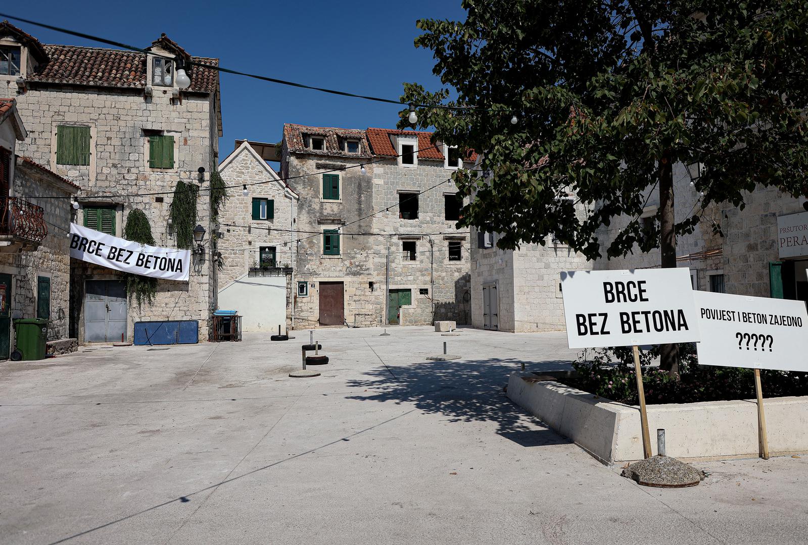 04.09.2024.,Kastel Luksic - Centar mjesta njihov trg takozvano Brce dobilo je novi sjaj i to betonski proti svega se mjestani obliznjih kamenih kuca bune. Mjestani moraju zvat konzervatore za svaku promjenu na vlastitoj kuci a onda im drzava unisti okucnicu. Photo: Ivana Ivanovic/PIXSELL