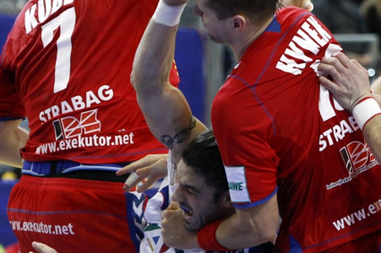 'France\'s Bertrand Gille (C) attempts to score between to Czech Republic\'s Daniel Kubes  (L) and Jan Filip during their Men\'s European Handball Championship group D match in Wiener Neustadt January