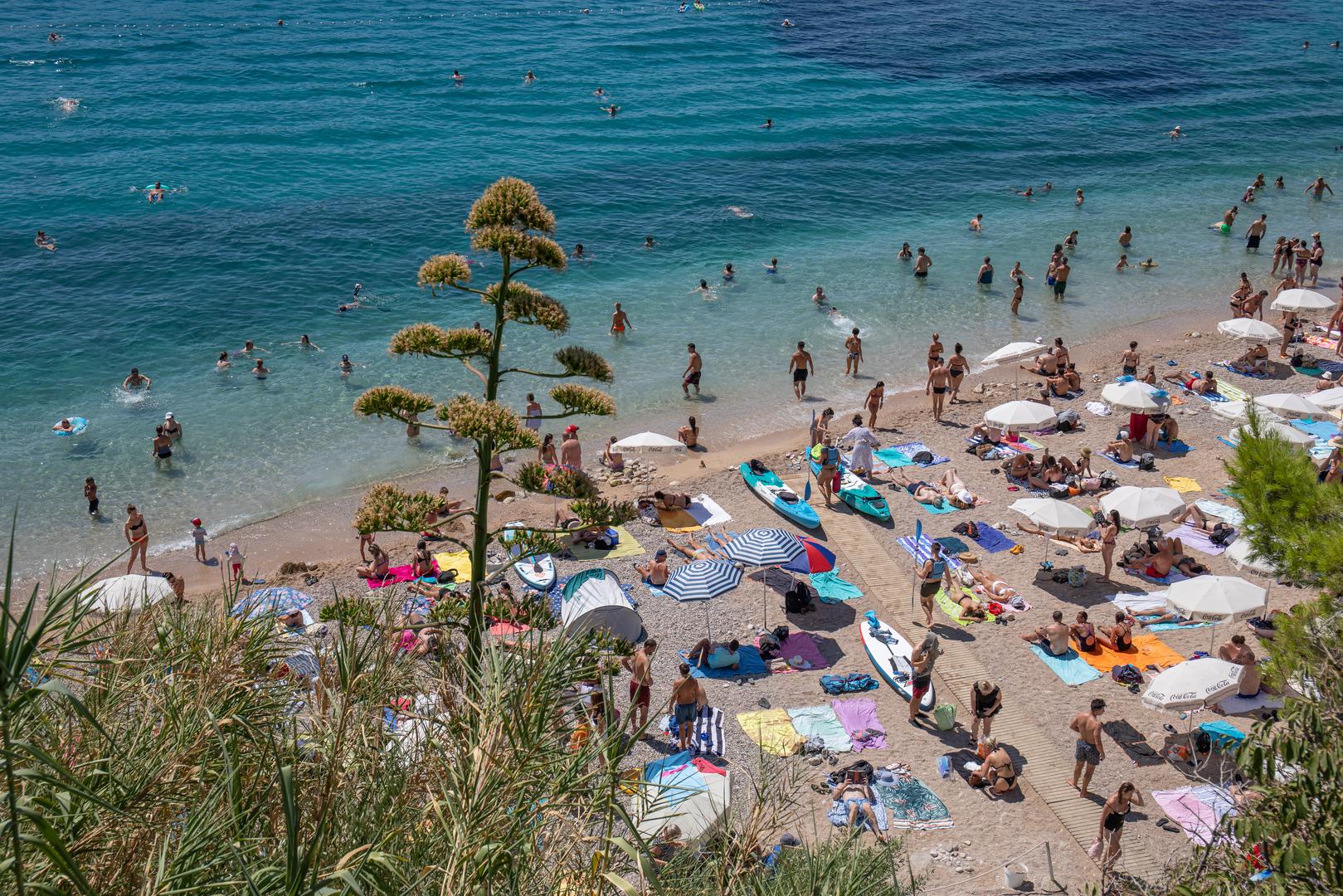 Početkom sezone godišnjih odmora mnoga popularna ljetovališta privukla su pozornost neugodnim naslovima. Policijski sat na Santoriniju, prenapučene uvale na Mallorci, prosvjedi u Veneciji ili Barceloni – lokalno stanovništvo posvuda u Europi pati od rastućeg masovnog turizma. Analiza portala Holidu sada pokazuje koje su destinacije za odmor u Europi posebno popunjene. Da bi se to postiglo, utvrđeno je koliko turista ima po stanovniku na svakoj lokaciji, piše TRAVELBOOK. 