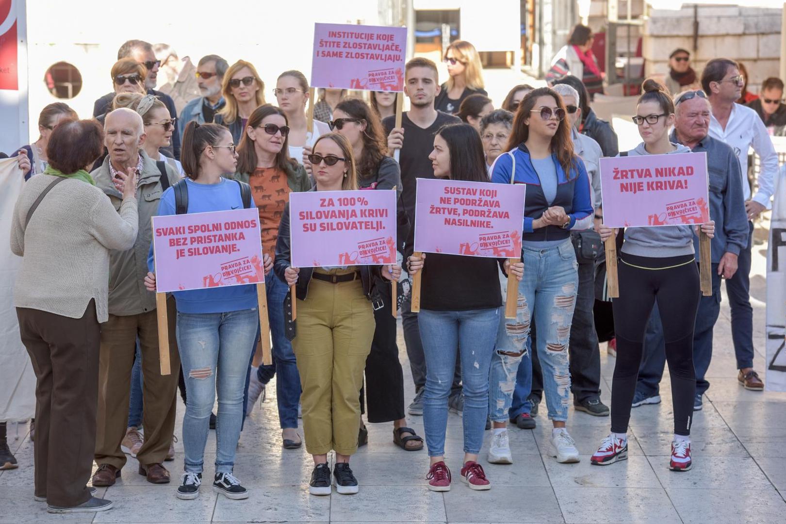 19.10.2019., Zadar - Stotinjak gradjana okupilo se na sredisnjem trgu prosvjedujuci protiv pravosudnog postupanja prema pociniteljima silovanja. Photo: Dino Stanin/PIXSELL