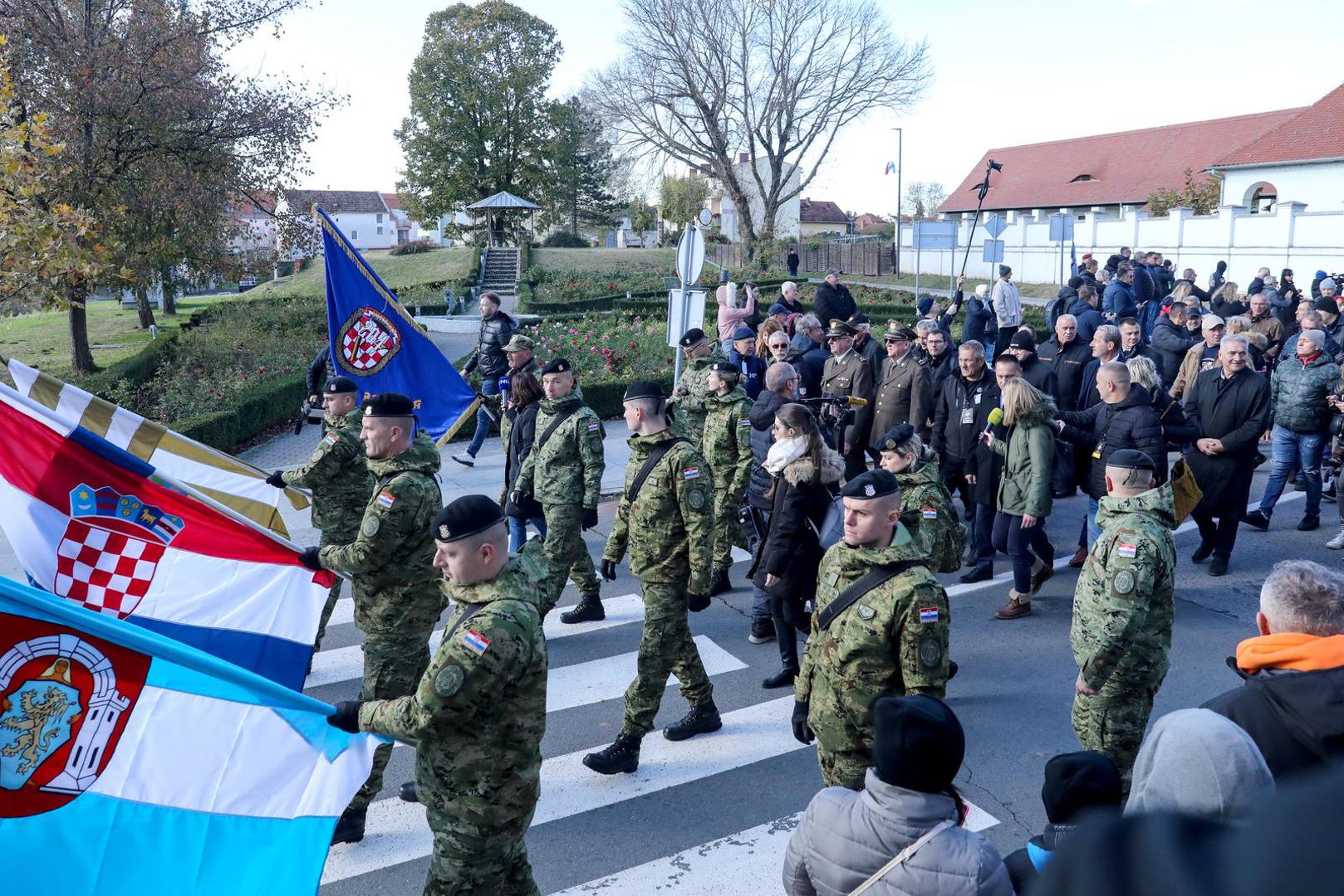 18.11.2023. Vukovar - Pod geslom "Vukovar - moj izbor i u dobru i u zlu" u Vukovaru se obiljezava 32. godisnjica vukovarske tragedije i stradanja u Domovinskom ratu. Kolona sjecanja koju predvode hrvatski branitelji Vukovara zajedno s clanovima obitelji poginulih, nestalih, ubijenih, nasilno odvedenih i umrlih hrvatskih branitelja Vukovara na celu s pripadnicima Hrvatskih obrambenih snaga koji su branili Vukovar. Photo: Emica Elvedji/PIXSELL